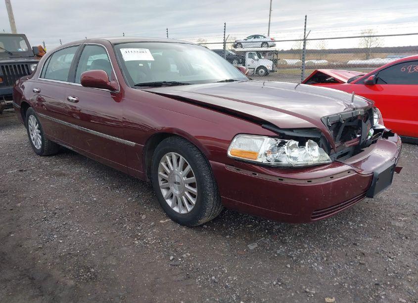 2004 Lincoln Town CAR SIGNATURE (VIN 1LNHM81W54Y672454) main photo