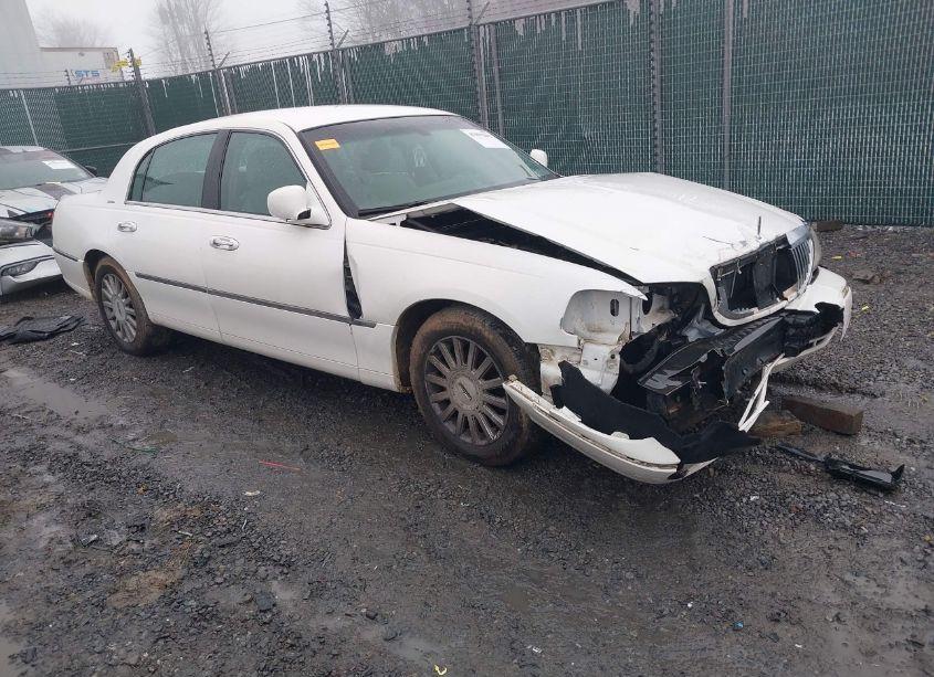 2005 Lincoln Town CAR SIGNATURE (VIN 1LNHM81W55Y658278) main photo