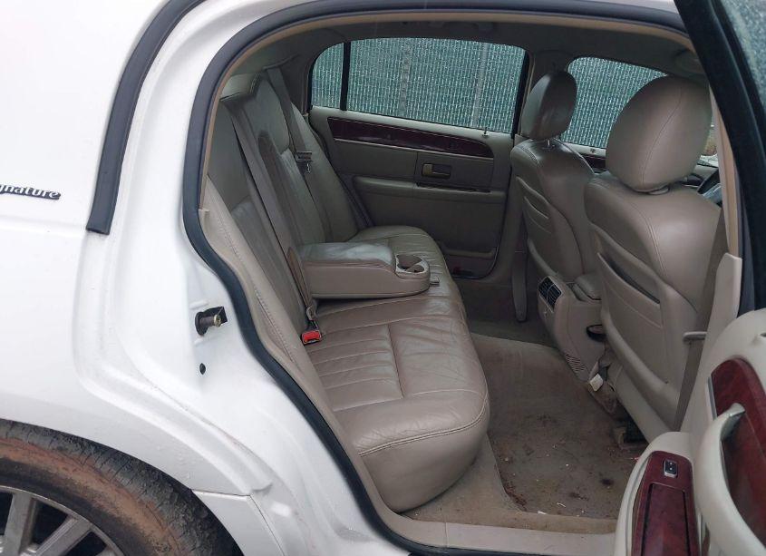 Photo 8 of 2005 Lincoln Town CAR SIGNATURE (VIN 1LNHM81W55Y658278)