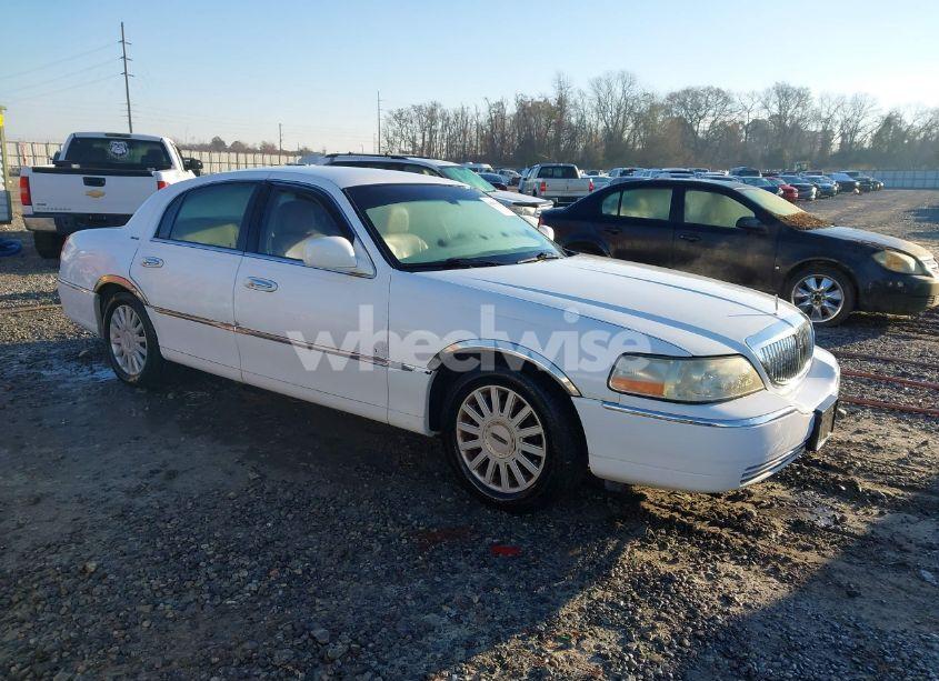 2005 Lincoln Town CAR SIGNATURE (VIN 1LNHM81W55Y658958) main photo