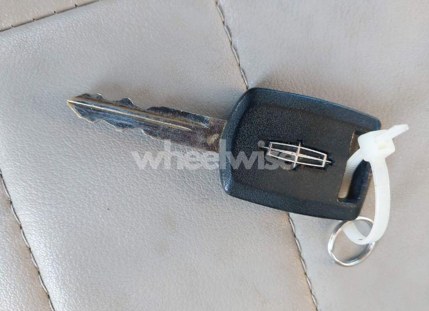 Photo 11 of 2005 Lincoln Town CAR SIGNATURE (VIN 1LNHM81W55Y658958)