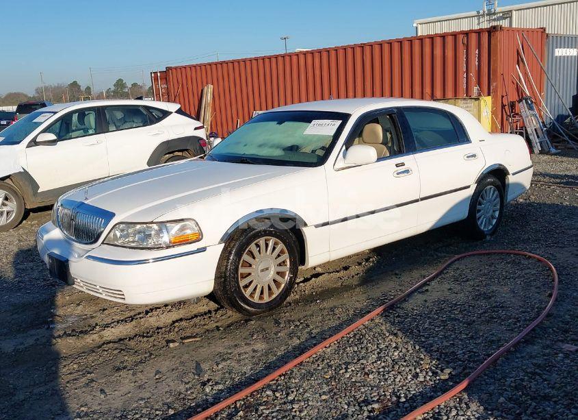Photo 2 of 2005 Lincoln Town CAR SIGNATURE (VIN 1LNHM81W55Y658958)