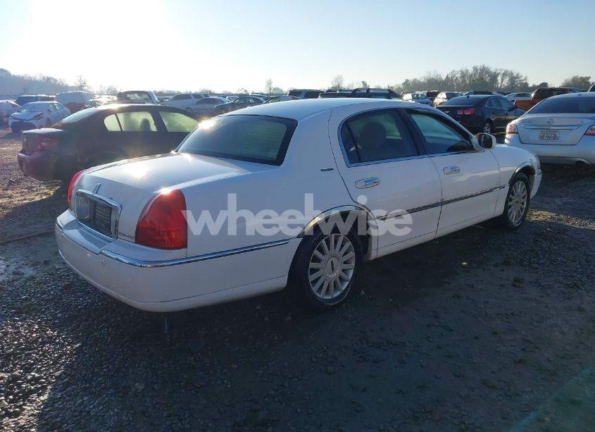 Photo 4 of 2005 Lincoln Town CAR SIGNATURE (VIN 1LNHM81W55Y658958)