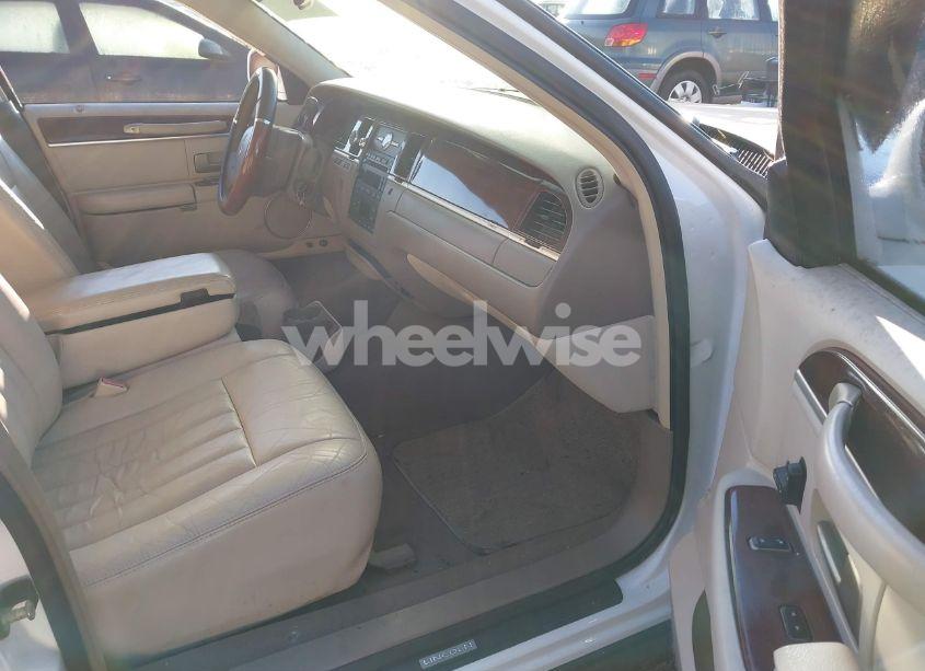 Photo 5 of 2005 Lincoln Town CAR SIGNATURE (VIN 1LNHM81W55Y658958)