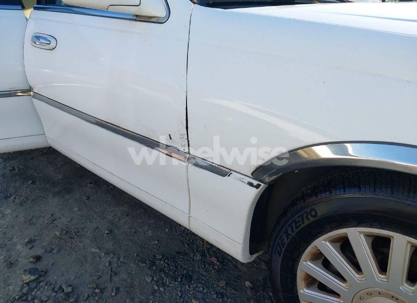 Photo 6 of 2005 Lincoln Town CAR SIGNATURE (VIN 1LNHM81W55Y658958)