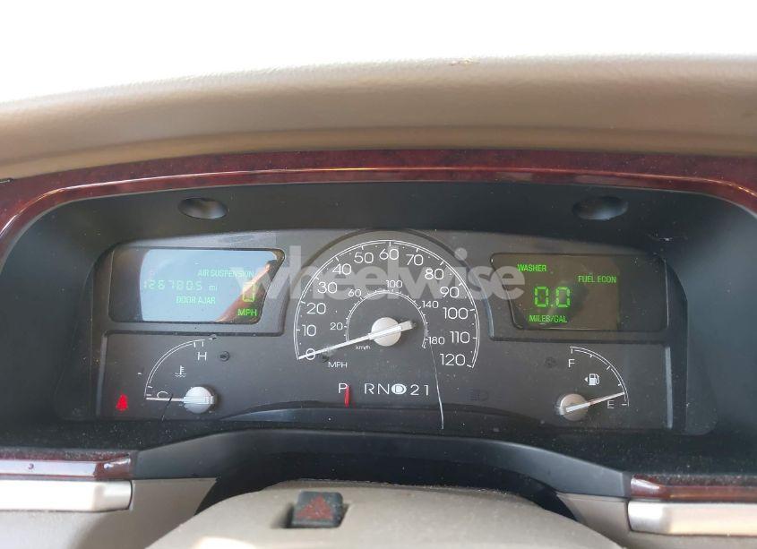 Photo 7 of 2005 Lincoln Town CAR SIGNATURE (VIN 1LNHM81W55Y658958)