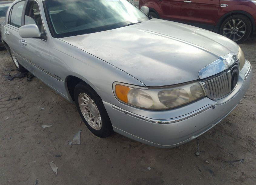 2000 Lincoln Town CAR EXECUTIVE (VIN 1LNHM81W5YY880355) main photo
