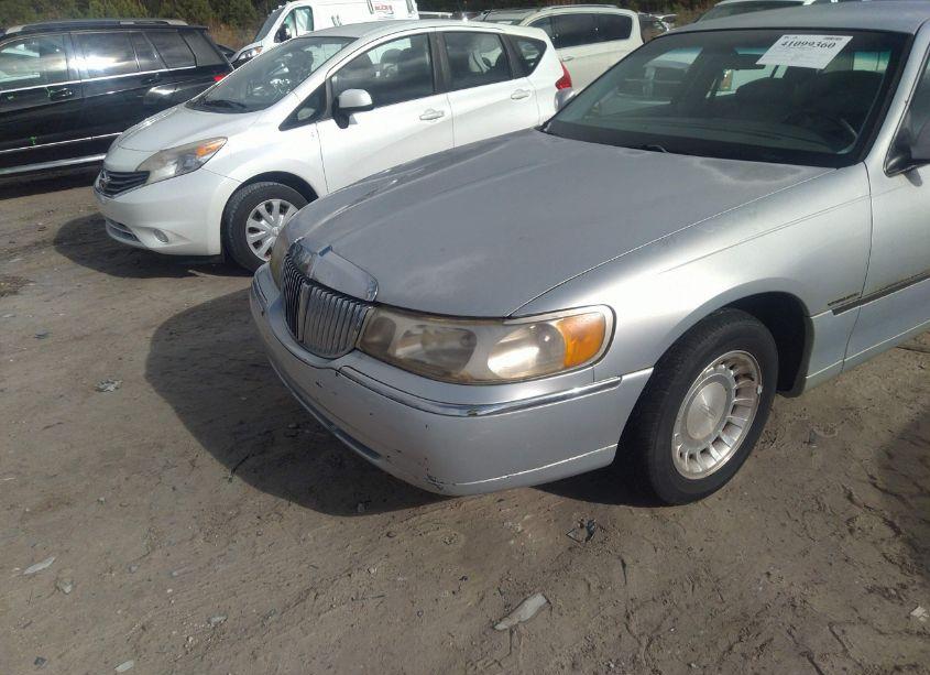 Photo 2 of 2000 Lincoln Town CAR EXECUTIVE (VIN 1LNHM81W5YY880355)