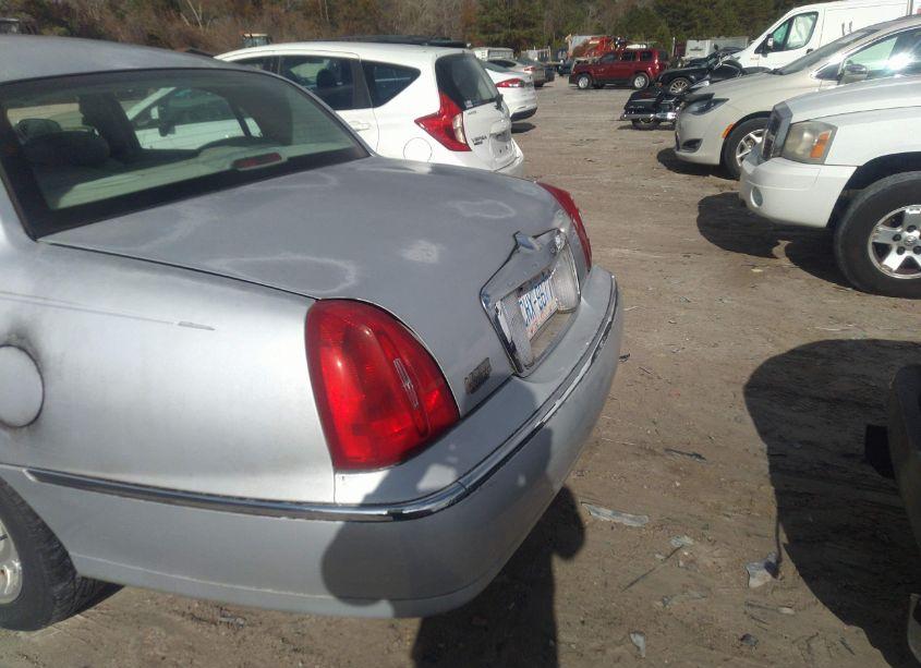 Photo 3 of 2000 Lincoln Town CAR EXECUTIVE (VIN 1LNHM81W5YY880355)