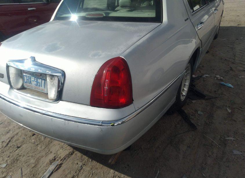 Photo 4 of 2000 Lincoln Town CAR EXECUTIVE (VIN 1LNHM81W5YY880355)