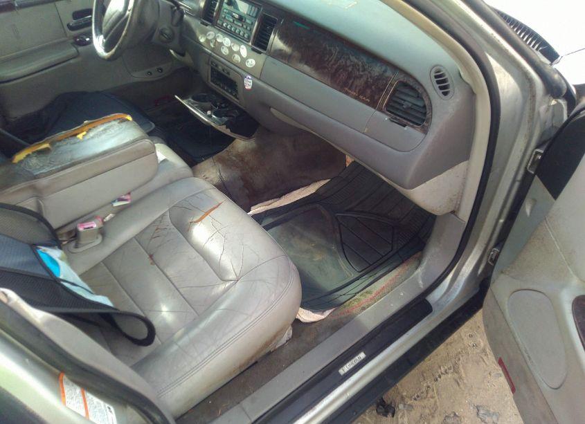 Photo 5 of 2000 Lincoln Town CAR EXECUTIVE (VIN 1LNHM81W5YY880355)
