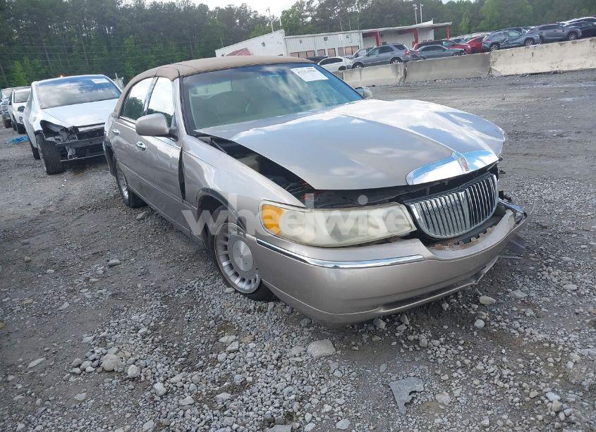 2001 Lincoln Town CAR EXECUTIVE (VIN 1LNHM81W61Y685421) main photo