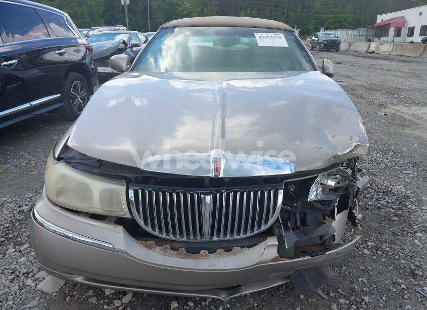 Photo 12 of 2001 Lincoln Town CAR EXECUTIVE (VIN 1LNHM81W61Y685421)