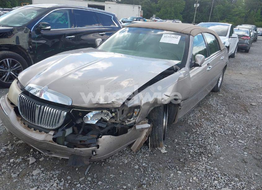 Photo 2 of 2001 Lincoln Town CAR EXECUTIVE (VIN 1LNHM81W61Y685421)