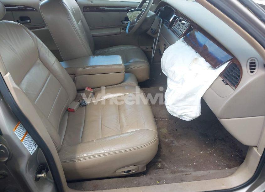 Photo 5 of 2001 Lincoln Town CAR EXECUTIVE (VIN 1LNHM81W61Y685421)