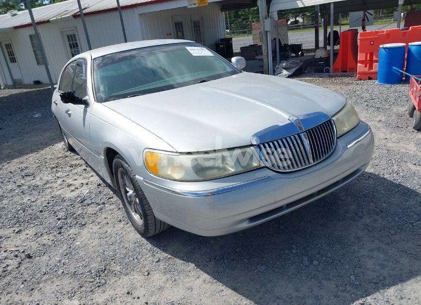 2001 Lincoln Town CAR EXECUTIVE (VIN 1LNHM81W71Y709449) main photo