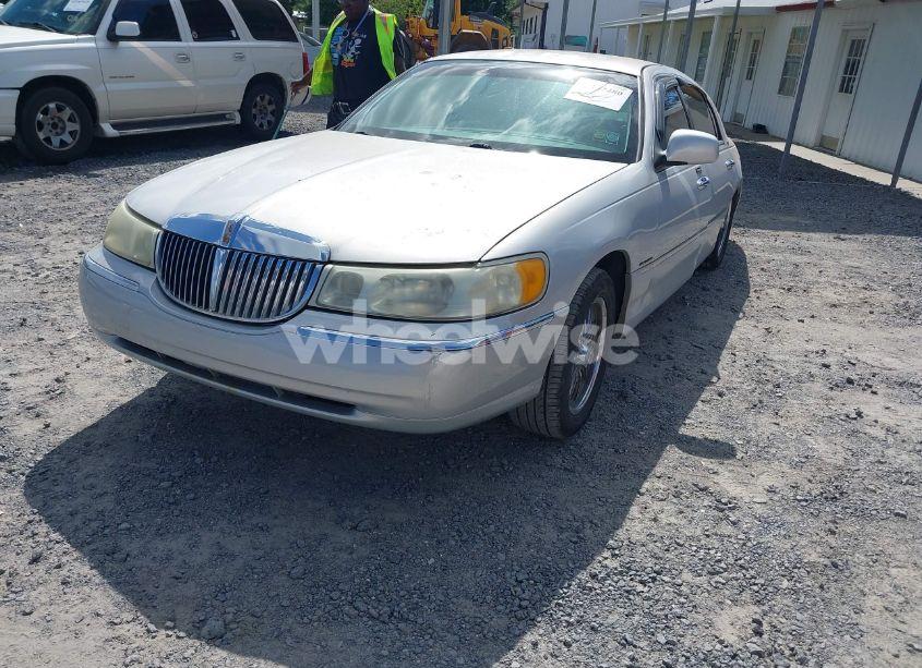 Photo 2 of 2001 Lincoln Town CAR EXECUTIVE (VIN 1LNHM81W71Y709449)