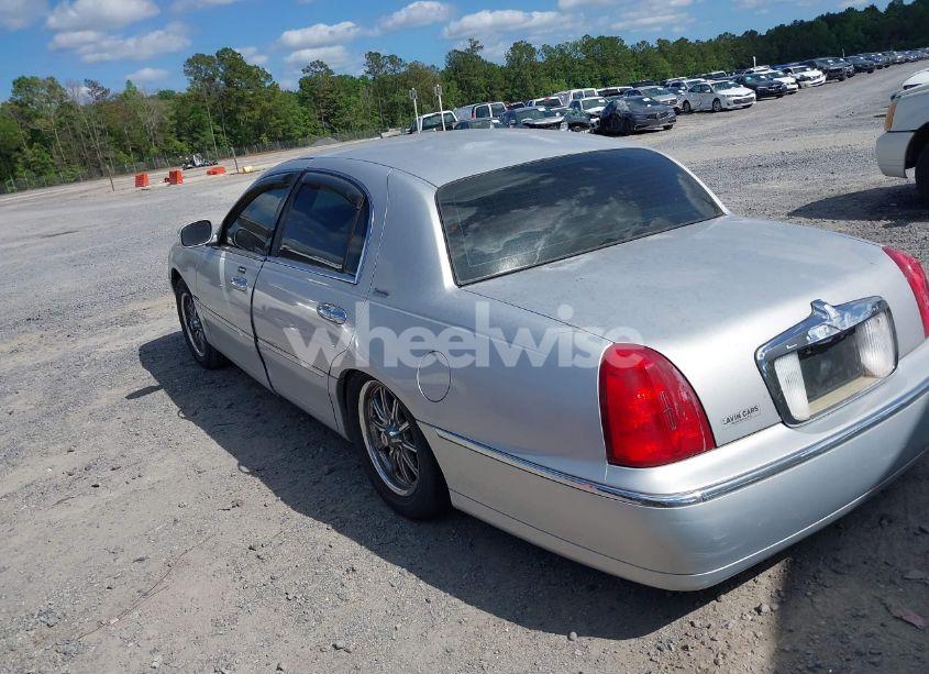 Photo 3 of 2001 Lincoln Town CAR EXECUTIVE (VIN 1LNHM81W71Y709449)