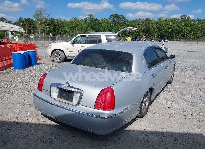 Photo 4 of 2001 Lincoln Town CAR EXECUTIVE (VIN 1LNHM81W71Y709449)