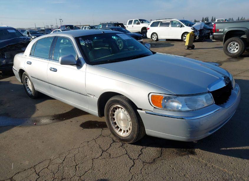 2001 Lincoln Town CAR EXECUTIVE (VIN 1LNHM81W71Y717065) main photo
