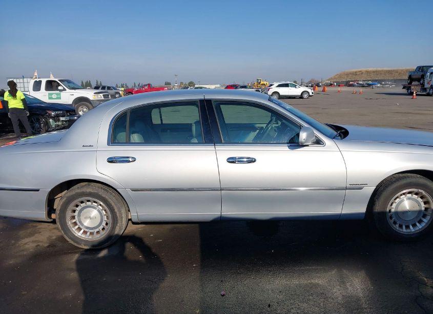 Photo 13 of 2001 Lincoln Town CAR EXECUTIVE (VIN 1LNHM81W71Y717065)