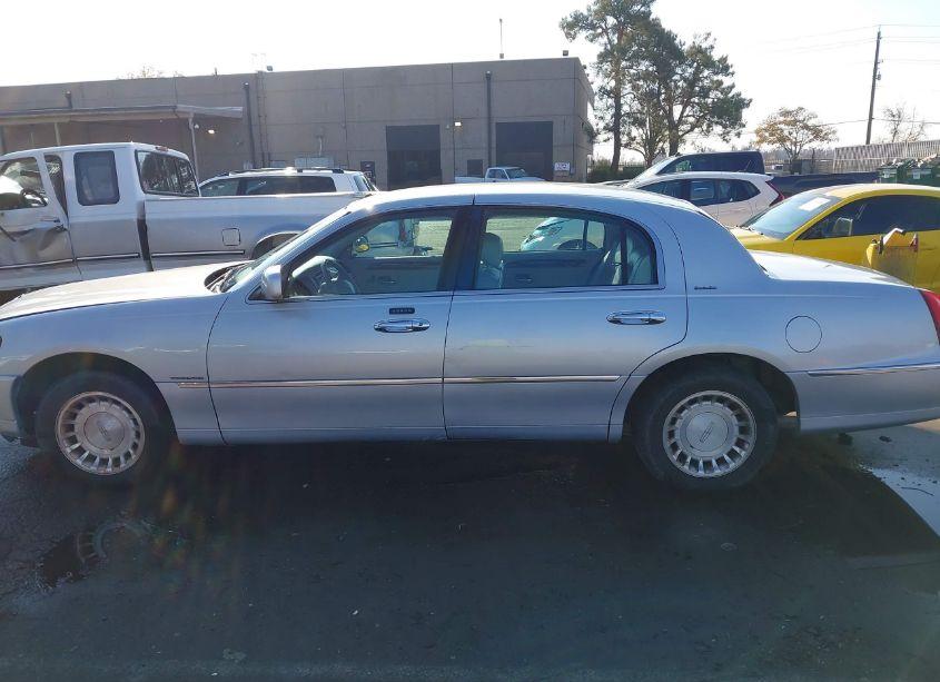 Photo 14 of 2001 Lincoln Town CAR EXECUTIVE (VIN 1LNHM81W71Y717065)