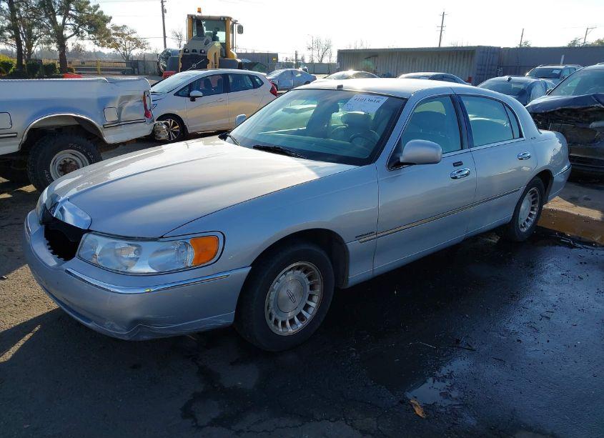 Photo 2 of 2001 Lincoln Town CAR EXECUTIVE (VIN 1LNHM81W71Y717065)