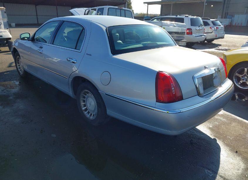 Photo 3 of 2001 Lincoln Town CAR EXECUTIVE (VIN 1LNHM81W71Y717065)