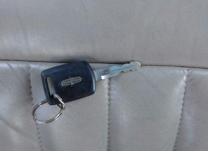 Photo 11 of 2004 Lincoln Town CAR SIGNATURE (VIN 1LNHM81W74Y640752)