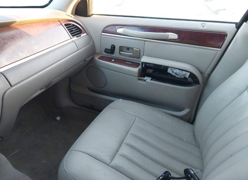 Photo 5 of 2004 Lincoln Town CAR SIGNATURE (VIN 1LNHM81W74Y640752)