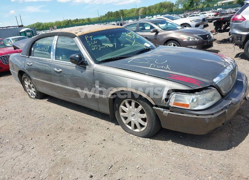 2004 Lincoln Town CAR SIGNATURE (VIN 1LNHM81W74Y652349) main photo