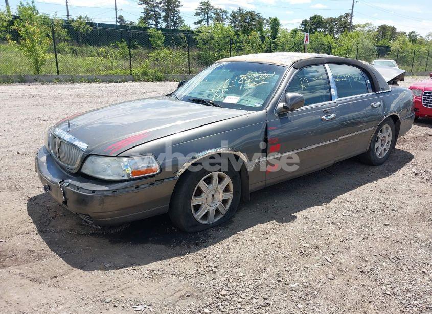 Photo 2 of 2004 Lincoln Town CAR SIGNATURE (VIN 1LNHM81W74Y652349)