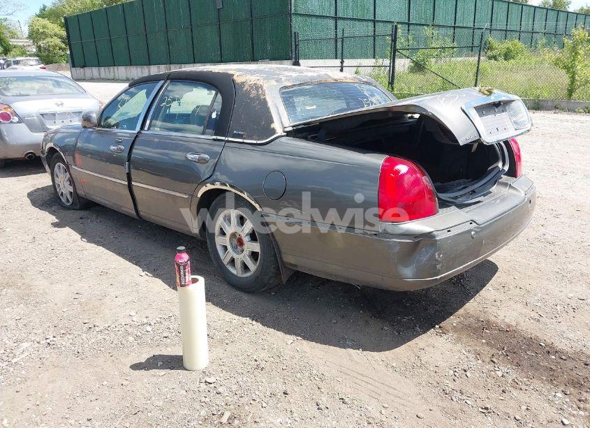 Photo 3 of 2004 Lincoln Town CAR SIGNATURE (VIN 1LNHM81W74Y652349)