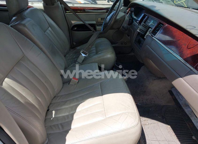 Photo 5 of 2004 Lincoln Town CAR SIGNATURE (VIN 1LNHM81W74Y652349)