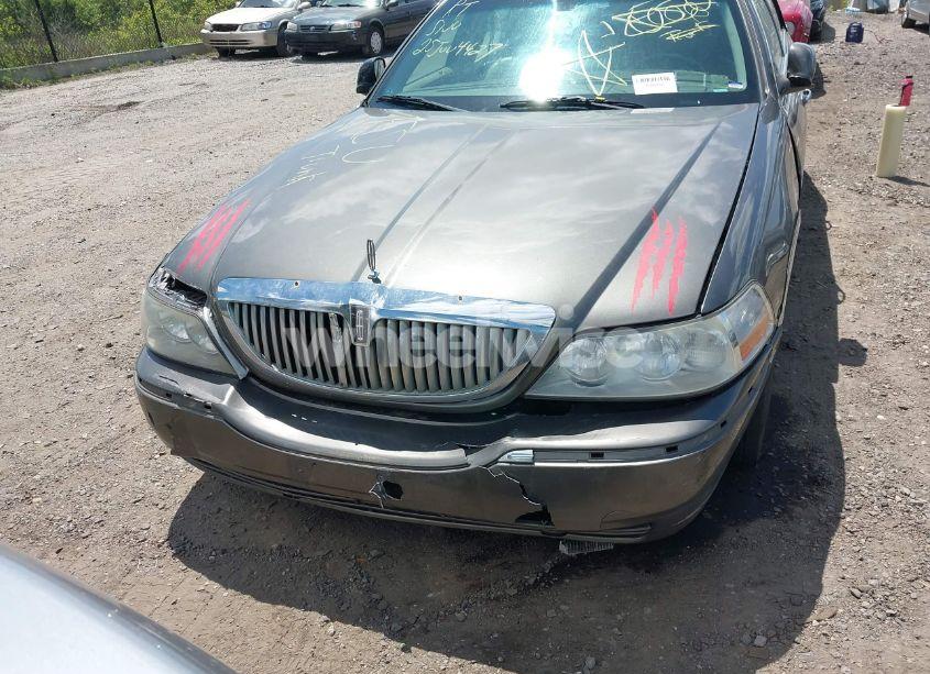 Photo 6 of 2004 Lincoln Town CAR SIGNATURE (VIN 1LNHM81W74Y652349)