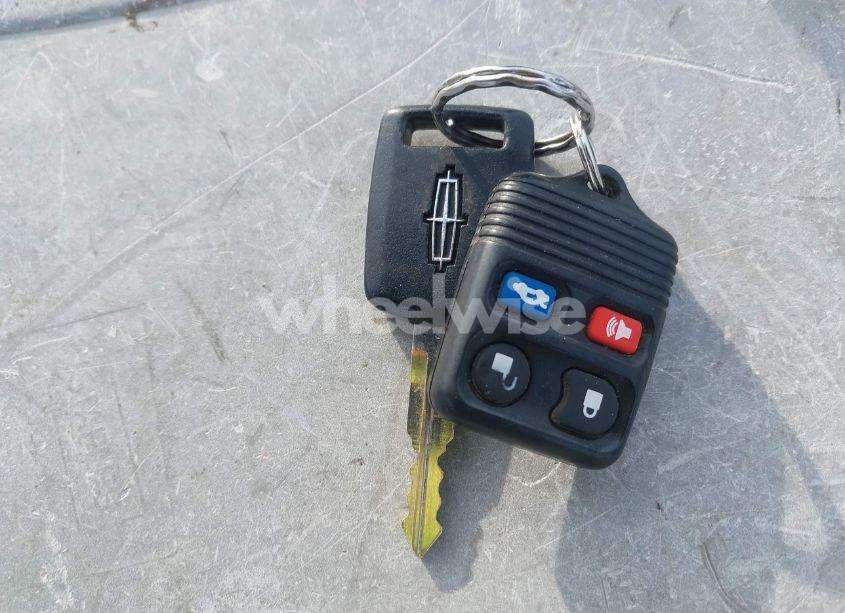 Photo 11 of 2005 Lincoln Town CAR SIGNATURE (VIN 1LNHM81W75Y636900)