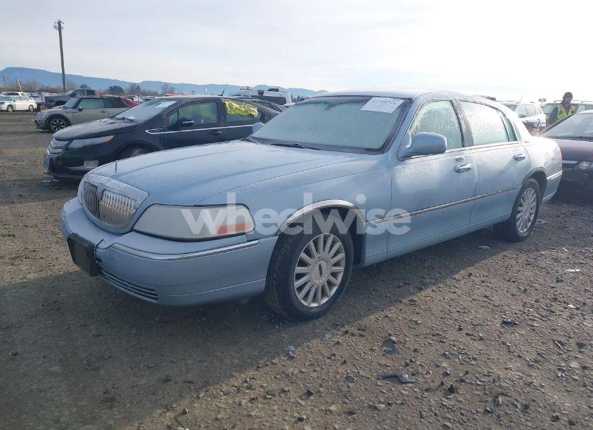 Photo 2 of 2005 Lincoln Town CAR SIGNATURE (VIN 1LNHM81W75Y636900)