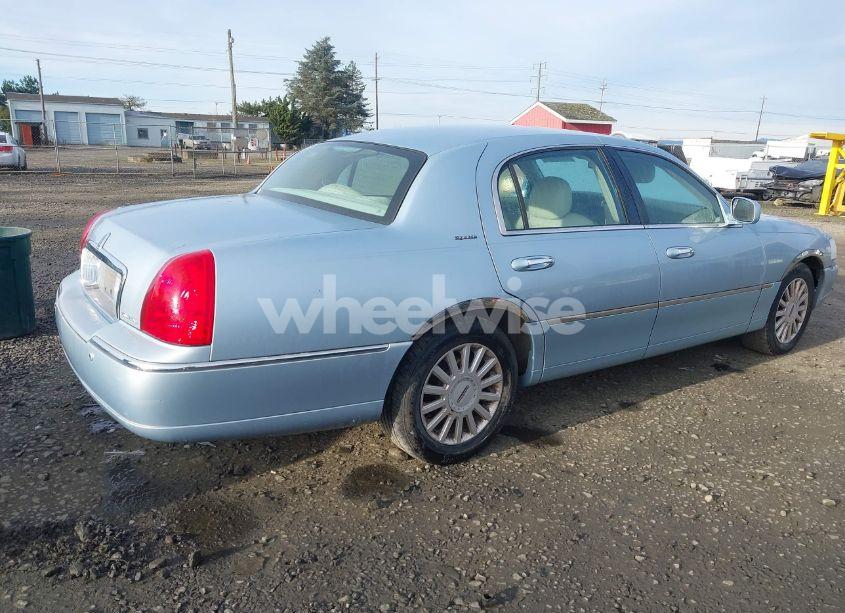 Photo 4 of 2005 Lincoln Town CAR SIGNATURE (VIN 1LNHM81W75Y636900)