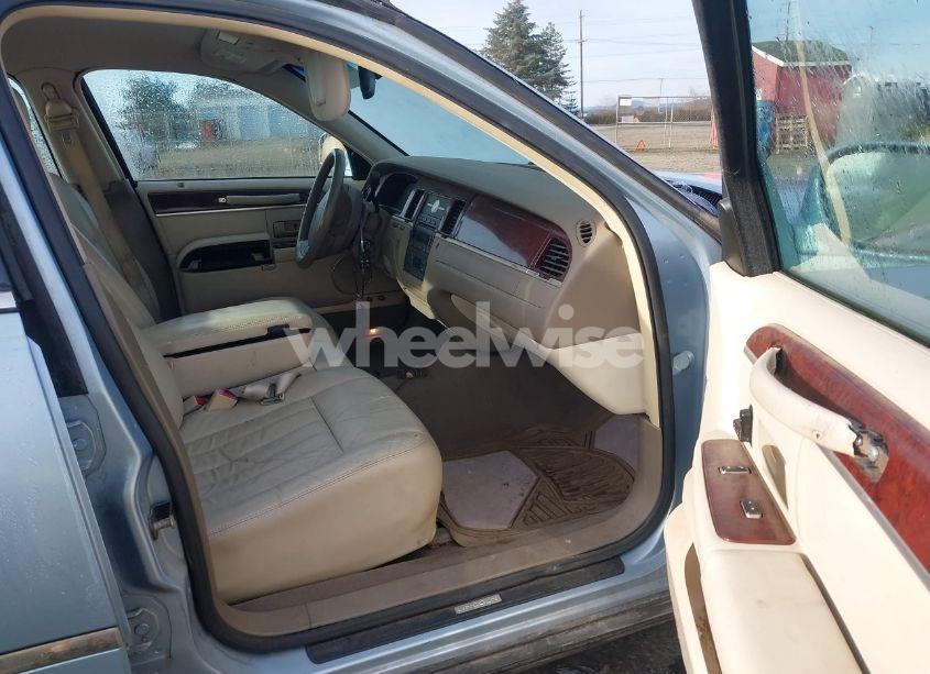 Photo 5 of 2005 Lincoln Town CAR SIGNATURE (VIN 1LNHM81W75Y636900)