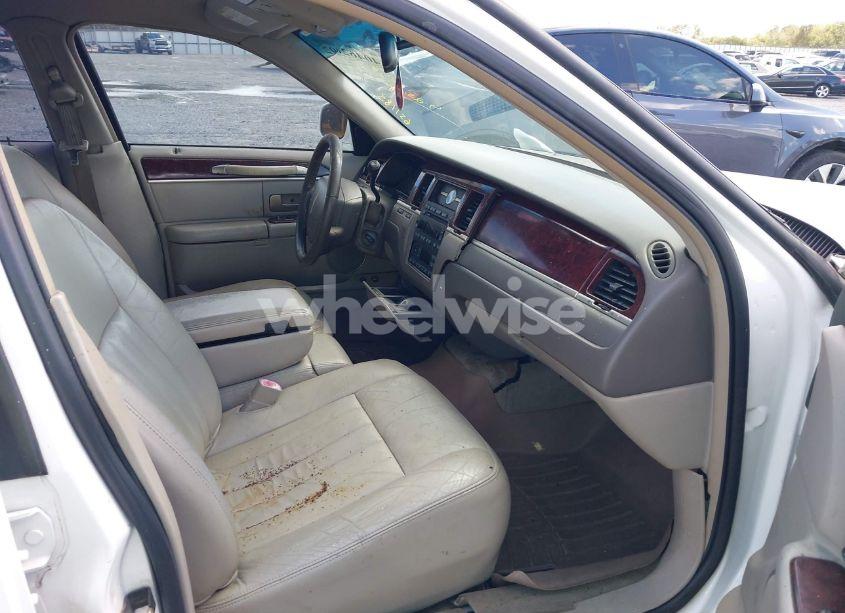 Photo 5 of 2005 Lincoln Town CAR SIGNATURE (VIN 1LNHM81W75Y651185)