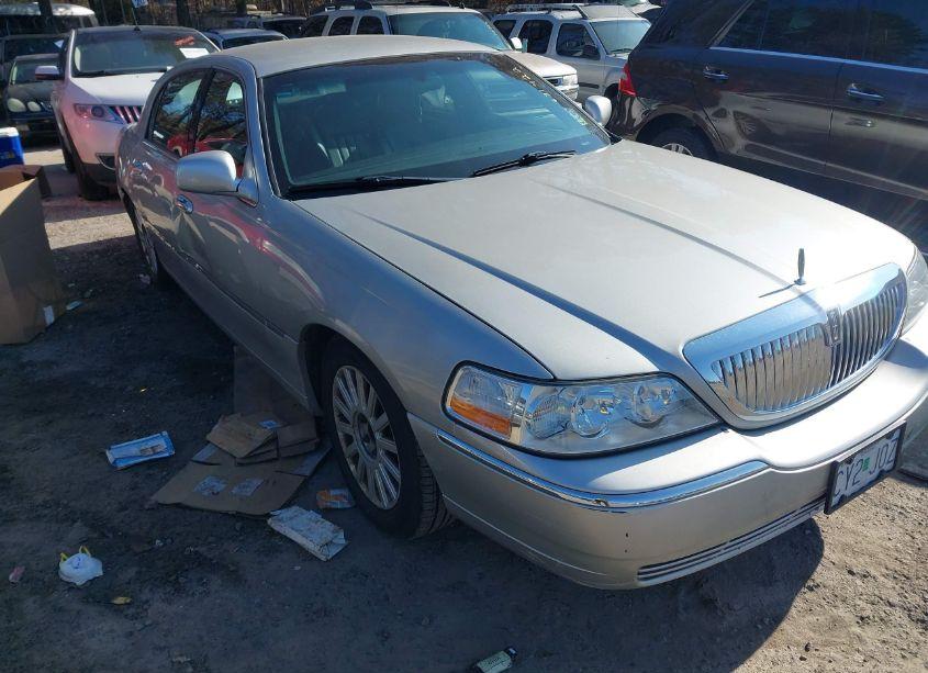 2005 Lincoln Town CAR SIGNATURE (VIN 1LNHM81W75Y671422) main photo