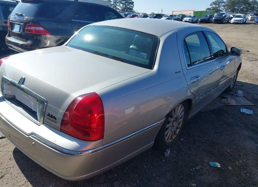 Photo 4 of 2005 Lincoln Town CAR SIGNATURE (VIN 1LNHM81W75Y671422)