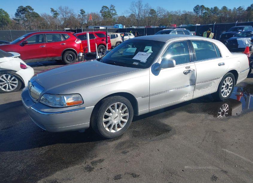 Photo 2 of 2006 Lincoln Town CAR SIGNATURE (VIN 1LNHM81W76Y600710)