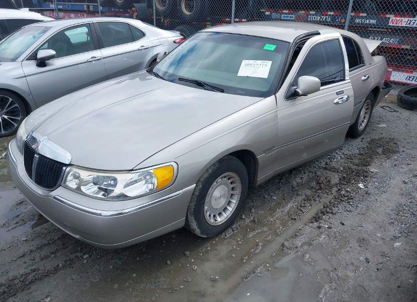 Photo 2 of 2001 Lincoln Town CAR EXECUTIVE (VIN 1LNHM81W81Y735249)