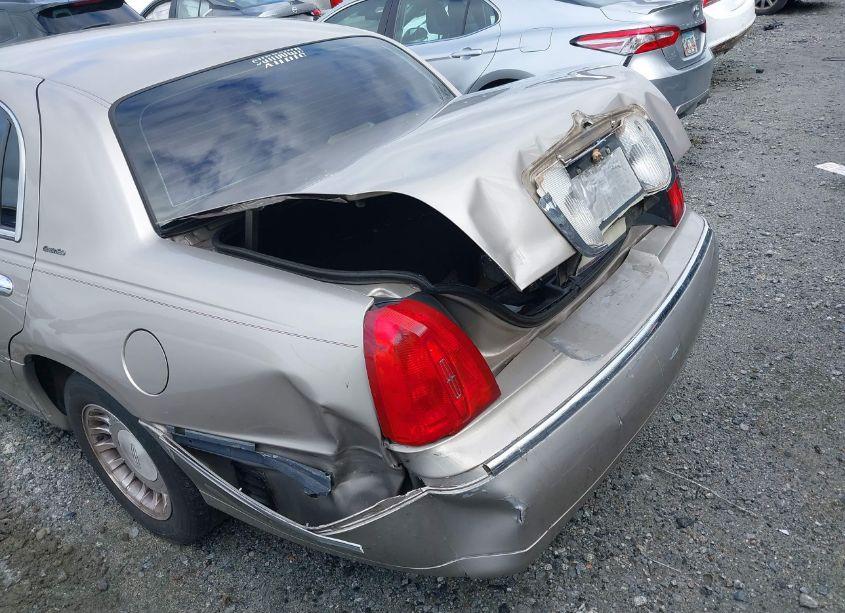 Photo 6 of 2001 Lincoln Town CAR EXECUTIVE (VIN 1LNHM81W81Y735249)