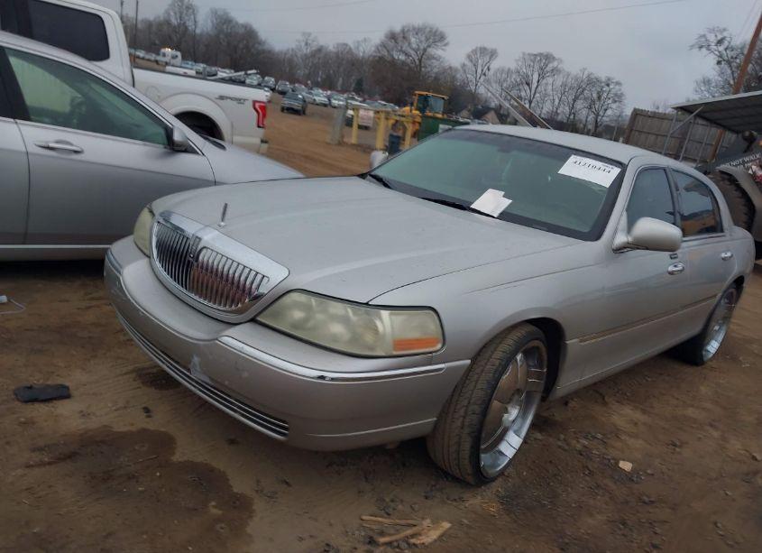 Photo 2 of 2004 Lincoln Town CAR SIGNATURE (VIN 1LNHM81W84Y639934)