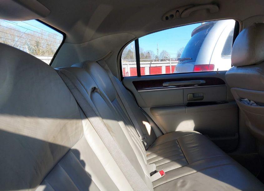 Photo 8 of 2004 Lincoln Town CAR SIGNATURE (VIN 1LNHM81W84Y639934)