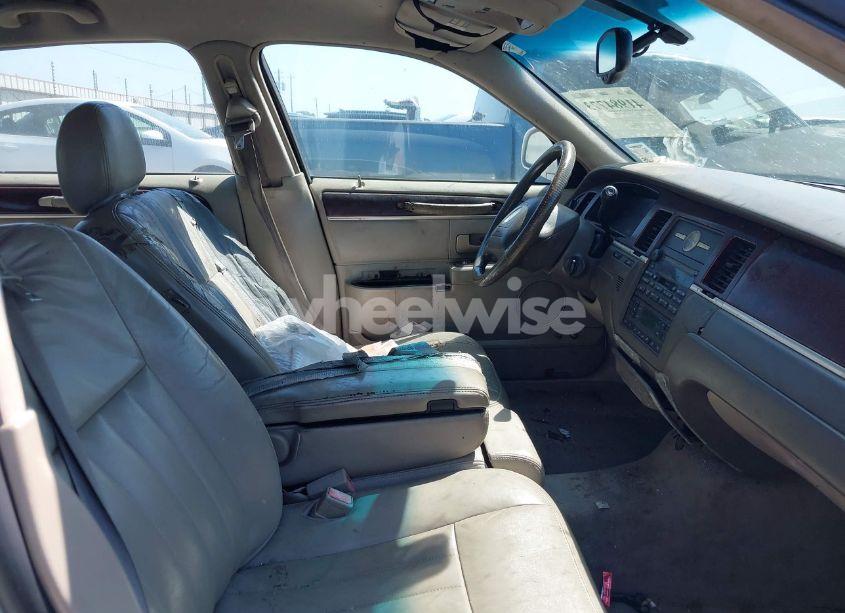 Photo 5 of 2004 Lincoln Town CAR SIGNATURE (VIN 1LNHM81W84Y652859)