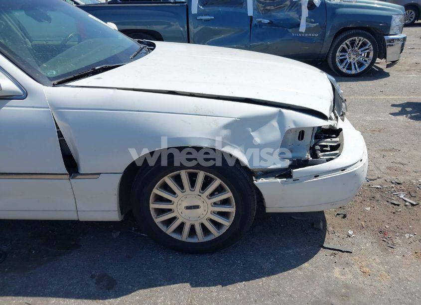 Photo 6 of 2004 Lincoln Town CAR SIGNATURE (VIN 1LNHM81W84Y652859)