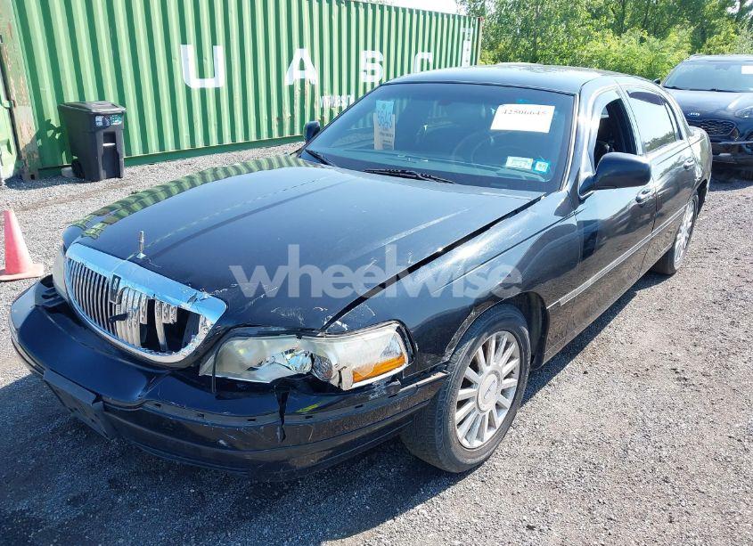 Photo 2 of 2004 Lincoln Town CAR SIGNATURE (VIN 1LNHM81W84Y659665)